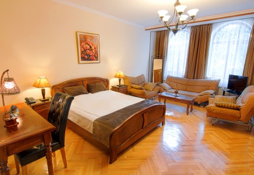 Semi-Suite room