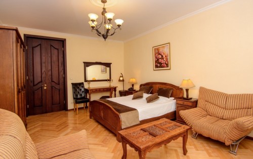 <p>Semi-Suite Room</p>
