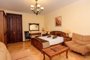 <p>Semi-Suite Room</p>
