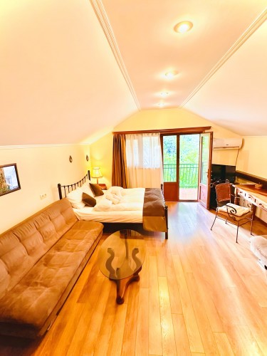 <p>Double room with balcony</p>
