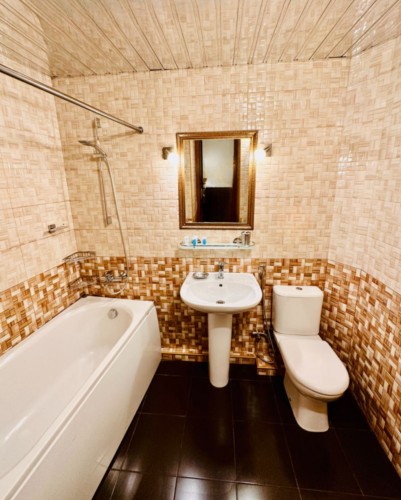 <p>Bathroom/Semi Suite </p>